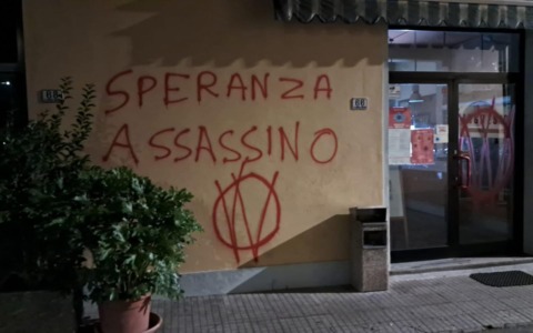 Scritte contro Speranza a Pistoia, il Pd: “Clima d’odio inaccettabile”