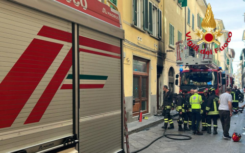 Firenze, incendio in un condominio del centro. Undici intossicati, anche tre bambini