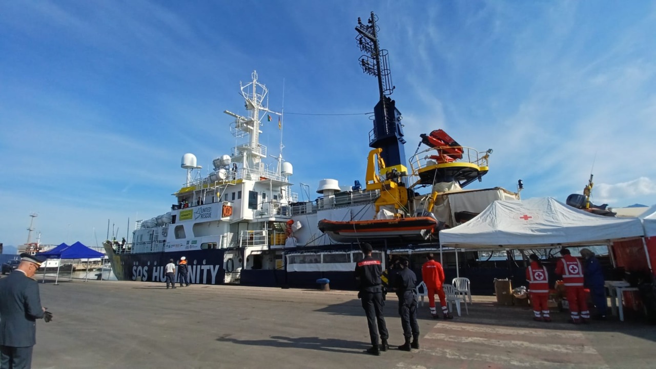 Lo sbarco di 29 migranti al porto di Marina di Carrara