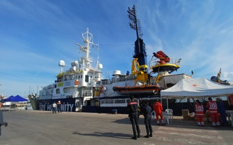 Lo sbarco di 29 migranti al porto di Marina di Carrara