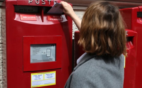 Postino denunciato per sottrazione corrispondenza