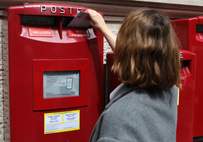 Postino denunciato per sottrazione corrispondenza