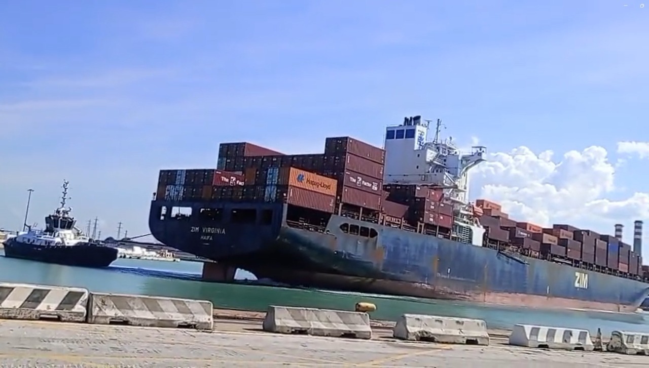 Nave Zim Virginia lascia il porto di Livorno