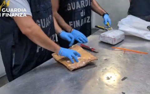 Traffico di eroina dal Pakistan all’Italia: sette arresti tra Toscana, Emilia e Lombardia