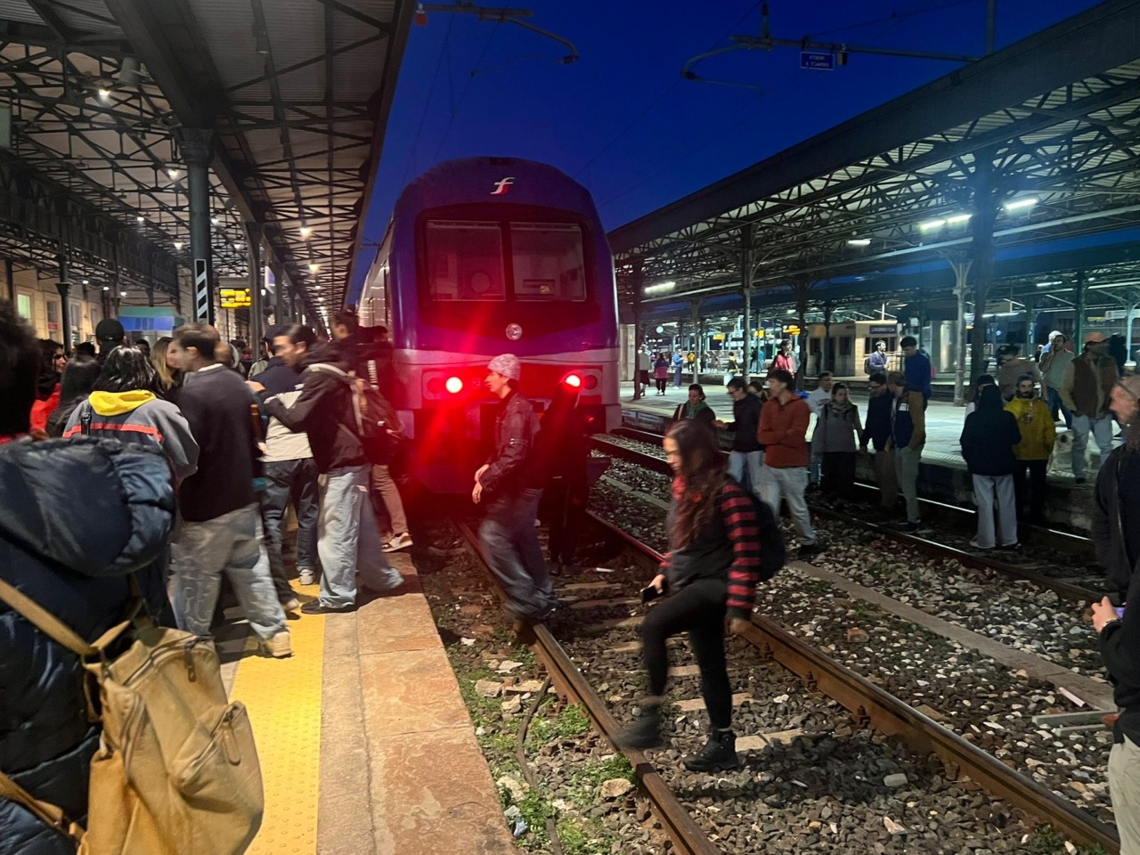 La Toscana si mobilita per la Sumud Flotilla: tramvia bloccata a Firenze. In centinaia sui binari della stazione di Livorno