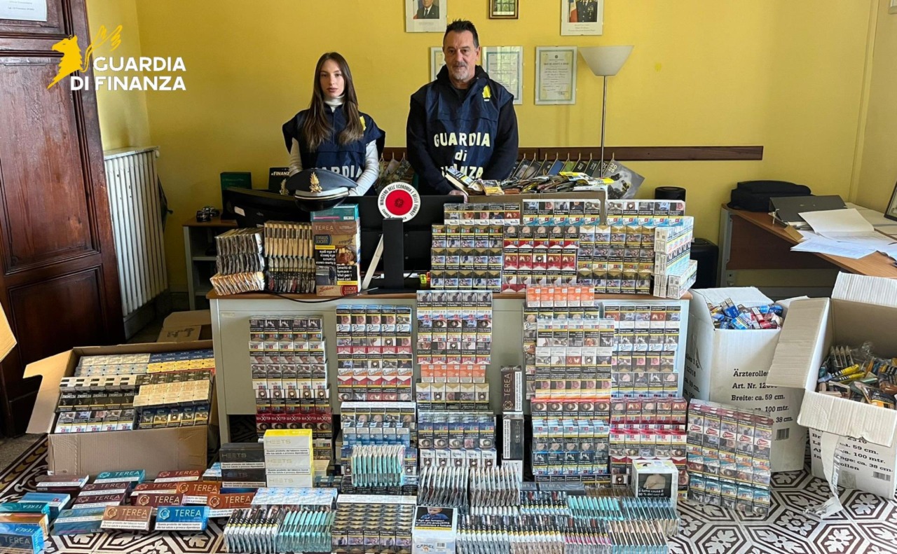 Venditore abusivo di sigarette e accessori da fumo, maxi sequestro