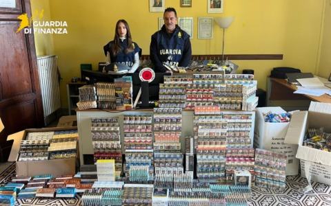 Venditore abusivo di sigarette e accessori da fumo, maxi sequestro