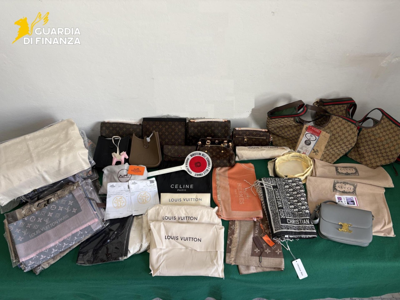 Blitz della Finanza sul litorale versiliese: sequestrati oltre 500 capi contraffatti tra i mercati e le passeggiate