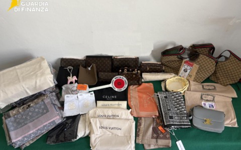 Blitz della Finanza sul litorale versiliese: sequestrati oltre 500 capi contraffatti tra i mercati e le passeggiate