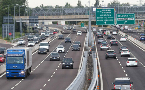 Autostrade testa divieto di sorpasso Tir in tratto toscano A1