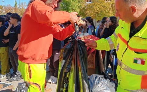 Castelfiorentino, successo per “Puliamo il Mondo”: 340 studenti in azione per l’ambiente