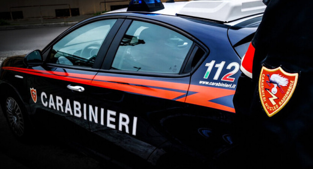 Minaccia la compagna col coltello e sferra un fendente contro un Carabiniere