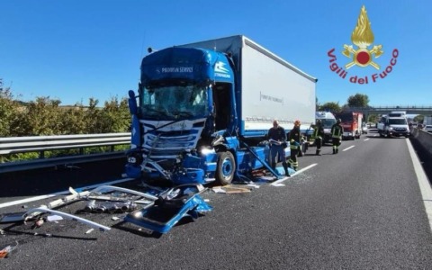 A1, incidente tra due mezzi pesanti nel tratto aretino