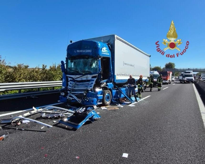 A1, incidente tra due mezzi pesanti nel tratto aretino