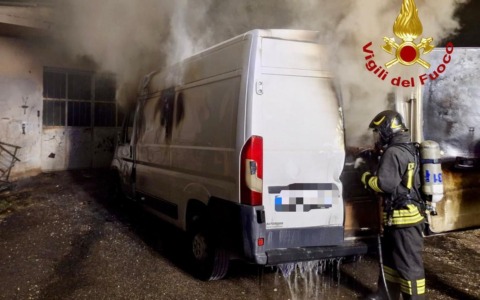 Santa Maria a Monte (Pisa), un furgone a metano divorato dalle fiamme