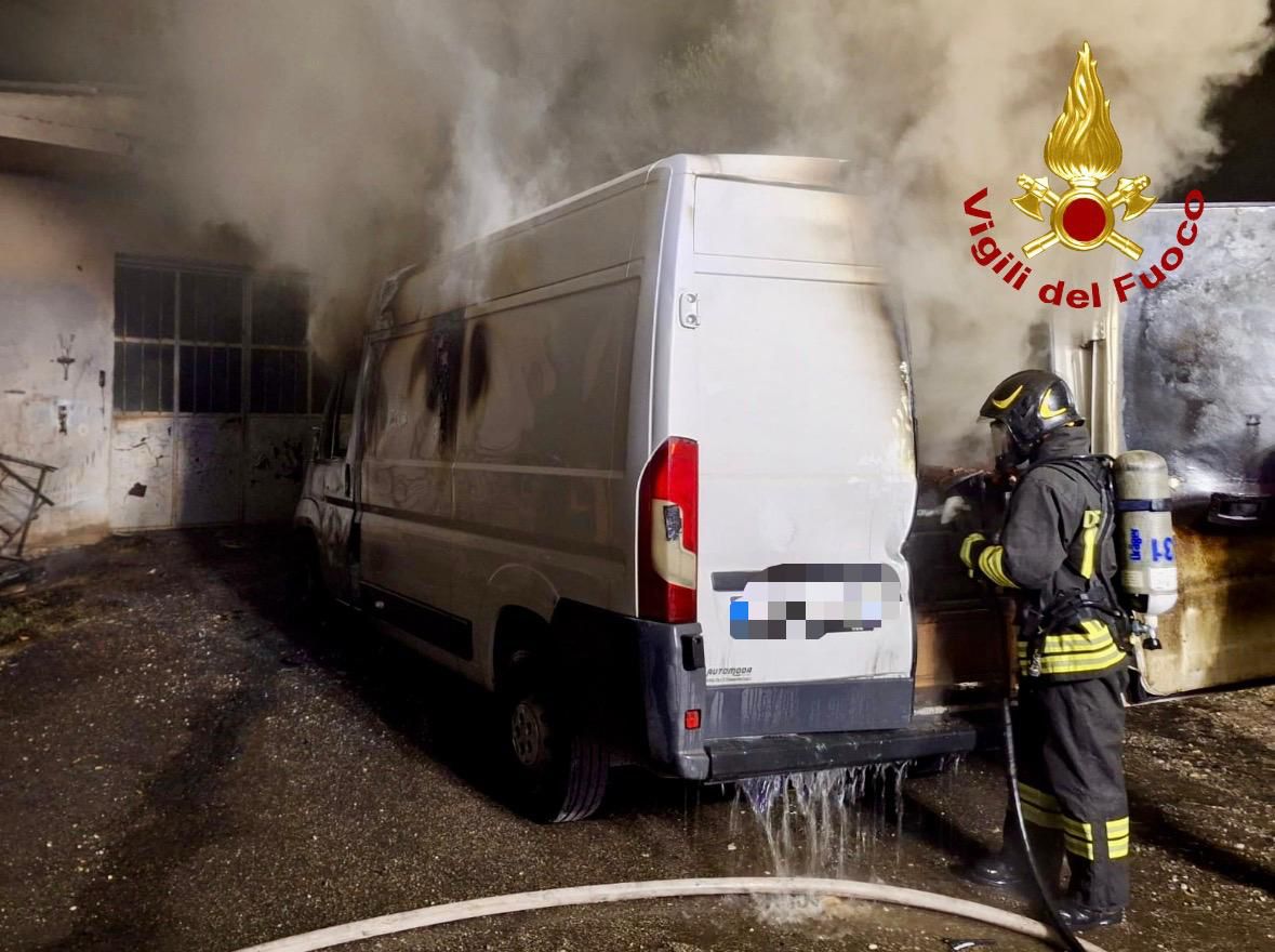 Santa Maria a Monte (Pisa), un furgone a metano divorato dalle fiamme
