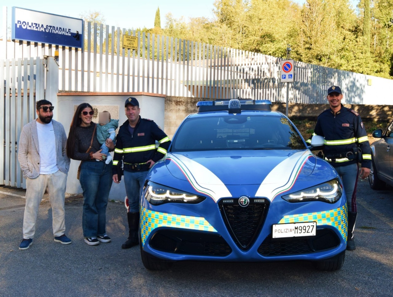 Siena, la Polizia stradale scorta la famiglia in ospedale e salva un bimbo di quattro mesi