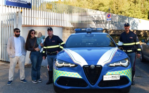 Siena, la Polizia stradale scorta la famiglia in ospedale e salva un bimbo di quattro mesi