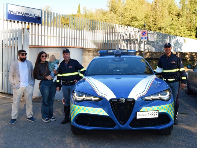 Siena, la Polizia stradale scorta la famiglia in ospedale e salva un bimbo di quattro mesi