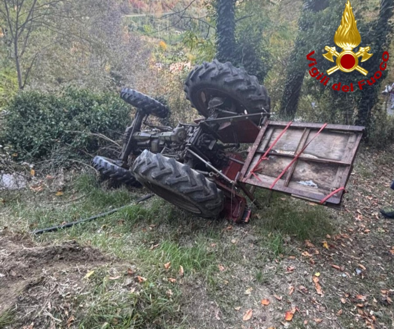 Loro Ciuffenna (Arezzo): si ribalta con il trattore