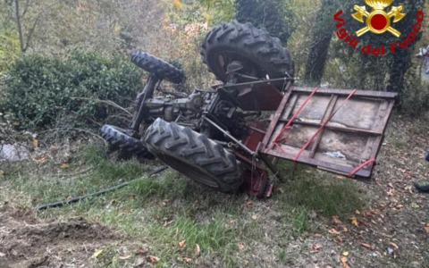 Loro Ciuffenna (Arezzo): si ribalta con il trattore
