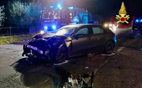 Cortona (Arezzo), scontro tra due auto: due giovani incastrati tra le lamiere