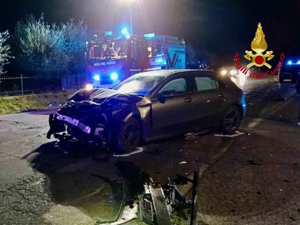 Cortona (Arezzo), scontro tra due auto: due giovani incastrati tra le lamiere