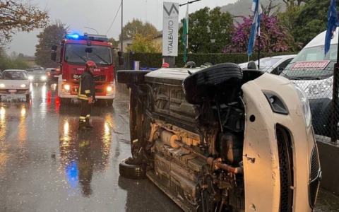 Pietrasanta (Lucca), auto contro un albero: il conducente resta incastrato