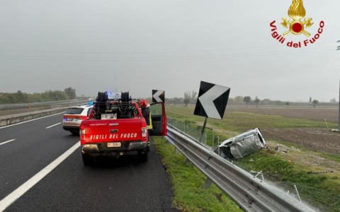 Pauroso incidente sulla Firenze-Mare, van si ribalta e finisce fuori strada