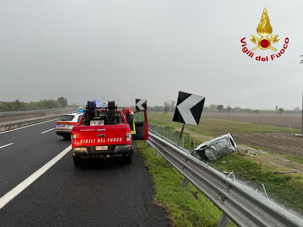 Pauroso incidente sulla Firenze-Mare, van si ribalta e finisce fuori strada