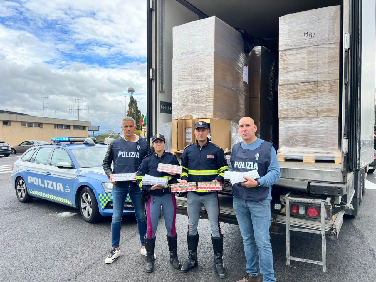 62 quintali di sigarette di contrabbando in un tir, due arresti