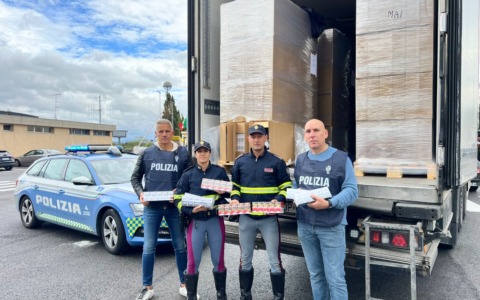 62 quintali di sigarette di contrabbando in un tir, due arresti