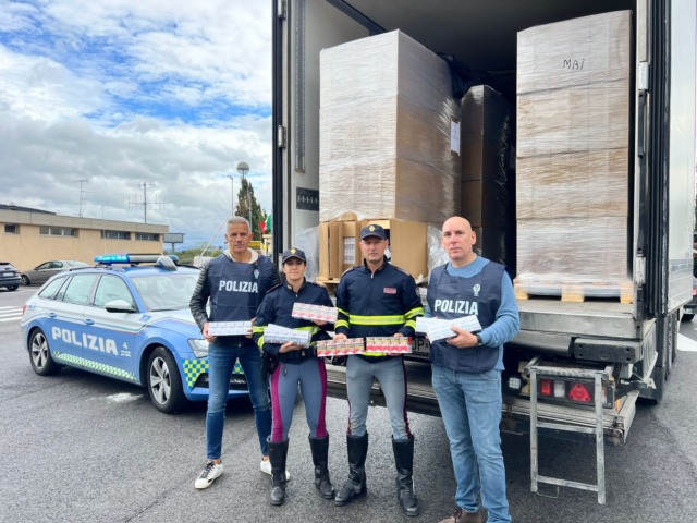 62 quintali di sigarette di contrabbando in un tir, due arresti