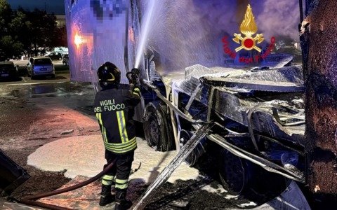 Sesto Fiorentino, autocarro in fiamme: colonna di fumo e boati