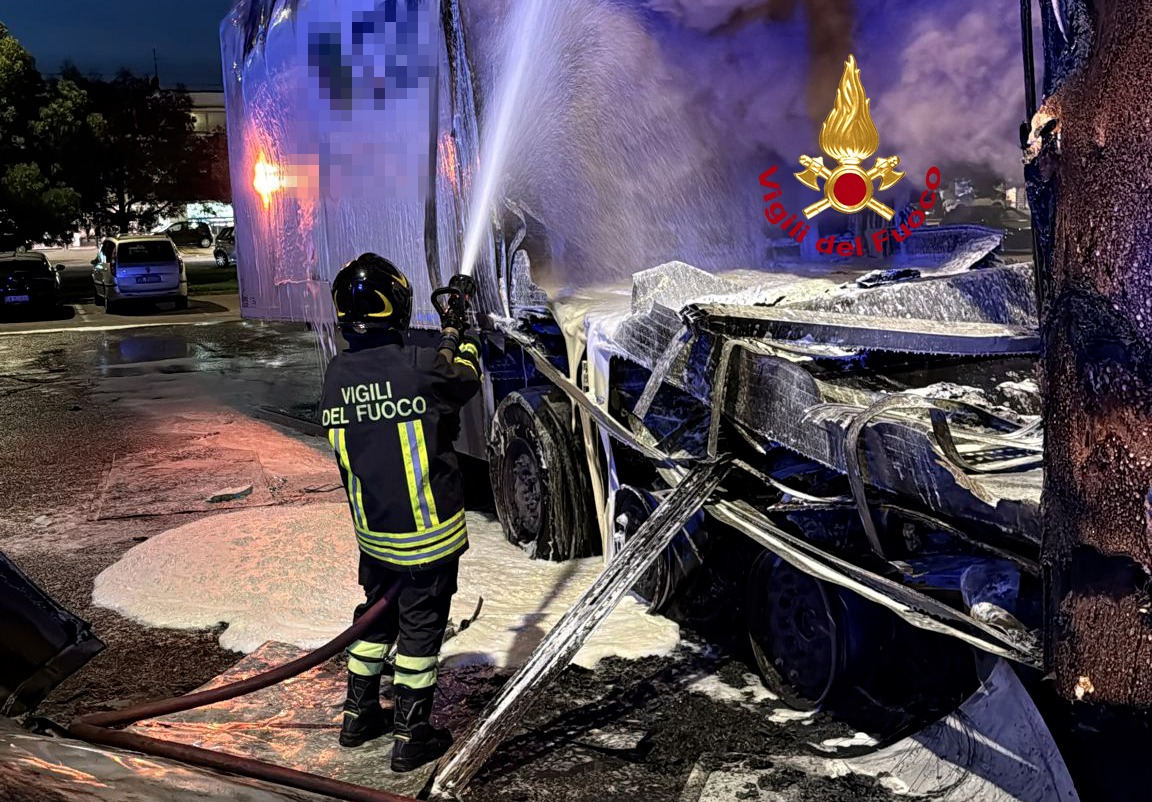 Sesto Fiorentino, autocarro in fiamme: colonna di fumo e boati