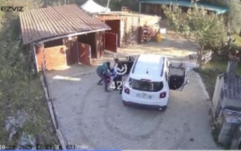 Aggressione a Lastra a Signa: donna derubata e trascinata a terra, mentre ha in braccio il nipotino
