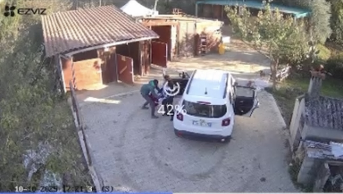 Aggressione a Lastra a Signa: donna derubata e trascinata a terra, mentre ha in braccio il nipotino