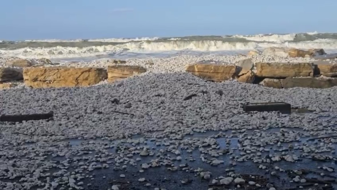Notte di vento e mareggiate sulla costa toscana: raffiche fino a 130 km/h e onde di cinque metri dalla Versilia a Livorno
