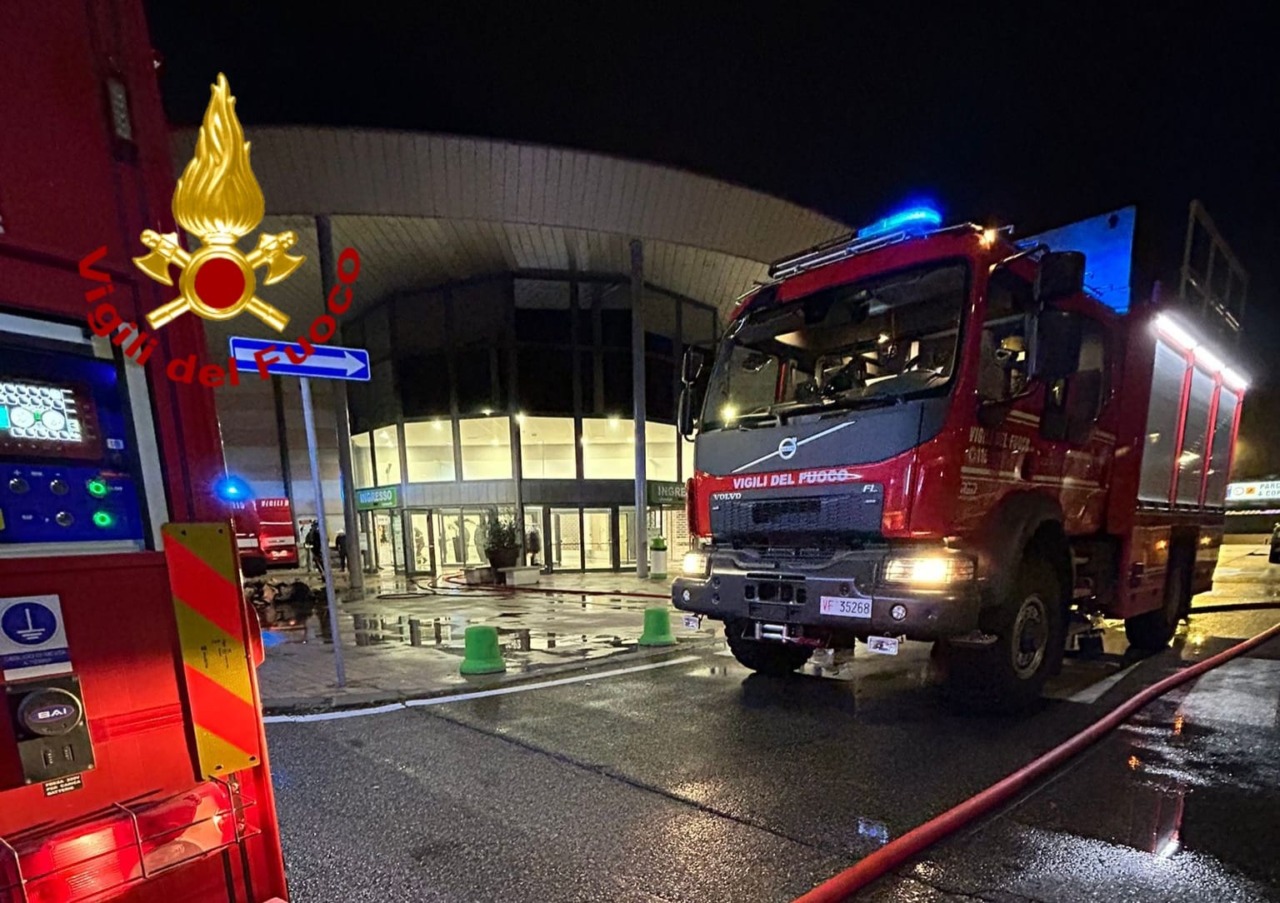 Calenzano, incendio alla lavanderia del centro commerciale