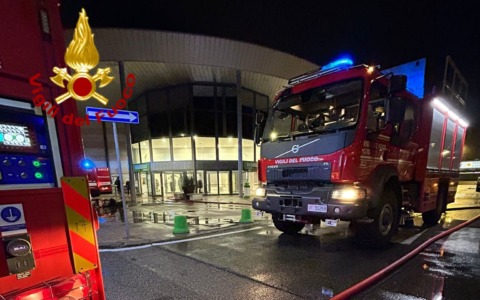 Calenzano, incendio alla lavanderia del centro commerciale