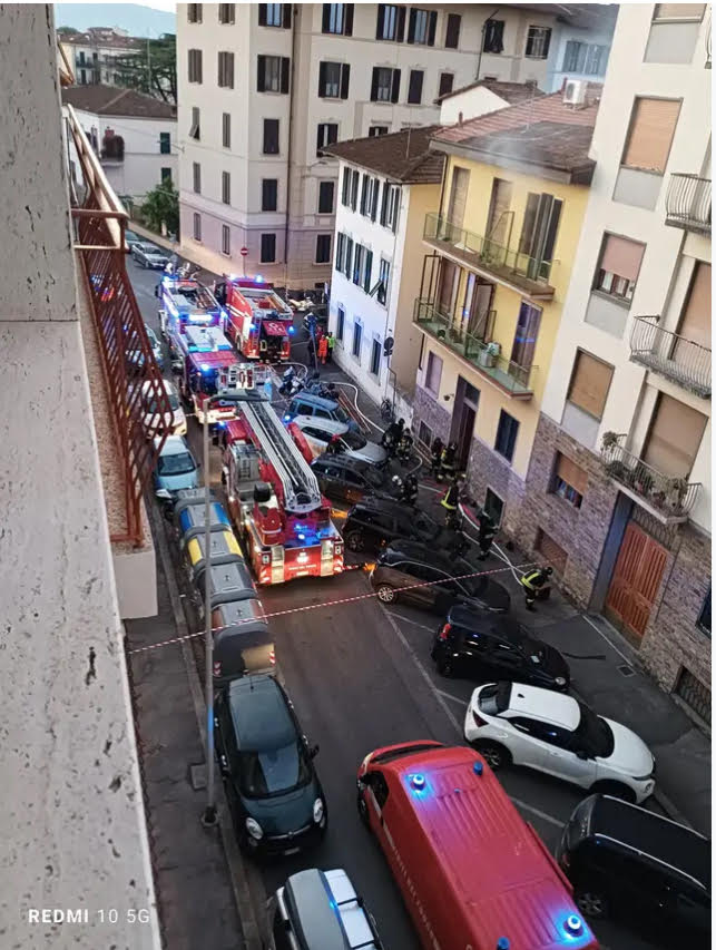 Fiamme in uno scantinato, evacuate due persone