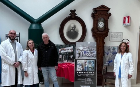 Foto in mostra nei corridoi dell’ospedale San Giuseppe