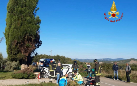 Auto contro albero, muore 83enne