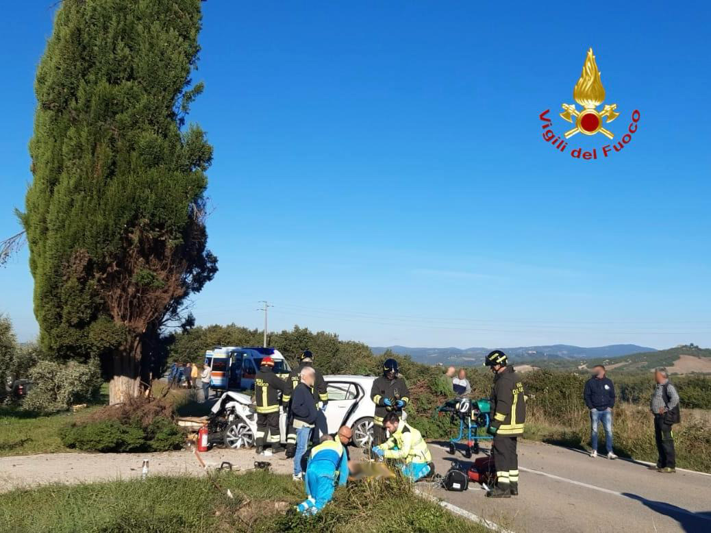 Auto contro albero, muore 83enne