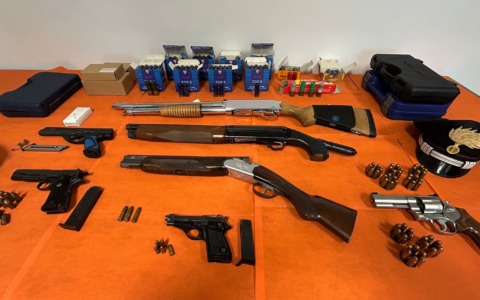 Quarrata, scoperto maxi arsenale: arrestato un 53enne