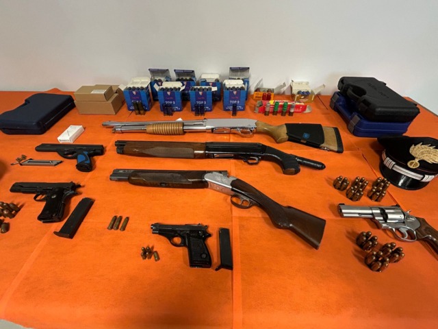 Quarrata, scoperto maxi arsenale: arrestato un 53enne