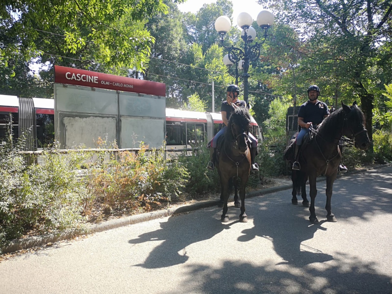 Rapina al Parco delle Cascine: polizia a cavallo interviene e blocca un 23enne