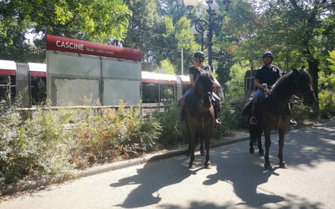 Rapina al Parco delle Cascine: polizia a cavallo interviene e blocca un 23enne