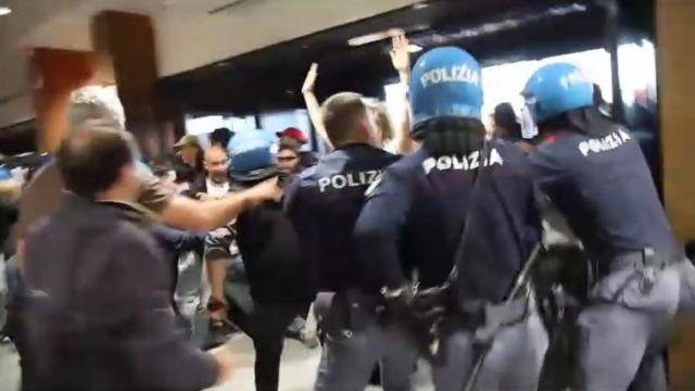 Corteo Gkn a Firenze, manifestanti cercano di occupare l’aeroporto. Scontri con la polizia