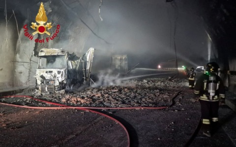 Tir in fiamme, galleria in A1 chiusa per danni
